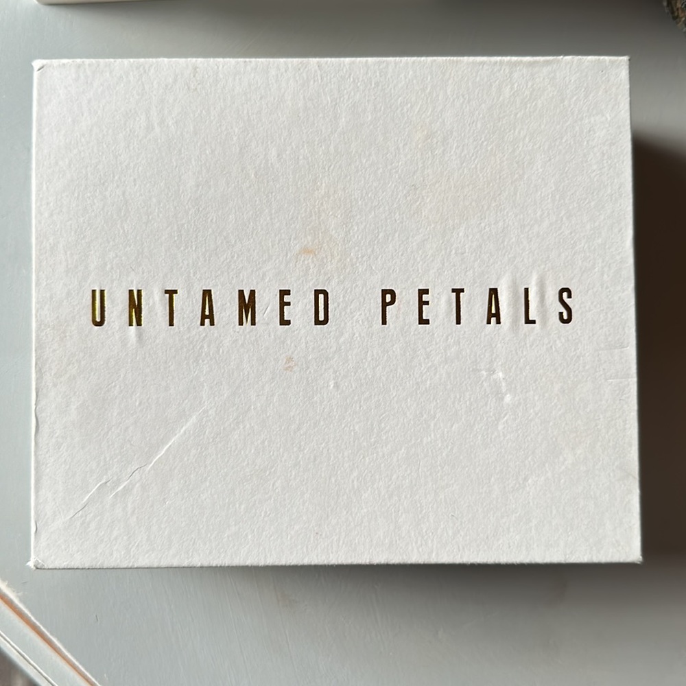 Untamed Petals - Gold Violetta Tiara With Pearl Details - Picture 5 of 7